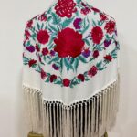 MANTON BORDADO BLANCO FLORES BORDADAS ROJAS